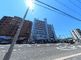 都市の角地にある建物
