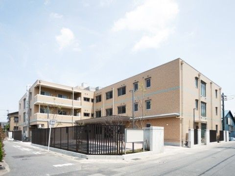 「みんなの家・鳩ヶ谷（介護付有料老人ホーム）」施設外観です。学校のような安心感があります。