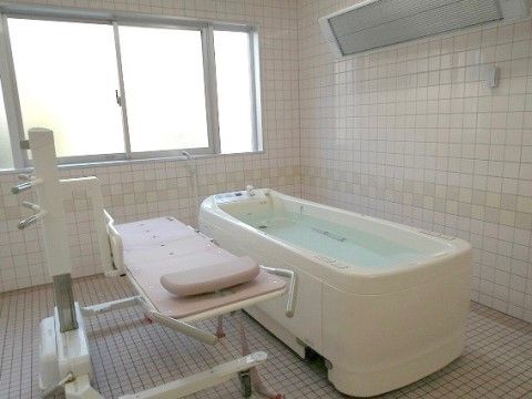 「みんなの家・鳩ヶ谷（介護付有料老人ホーム）」特殊浴槽完備でお体の良くない方でも気持ちよく入浴いただける。