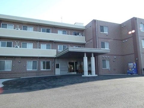 「みんなの家・鳩ヶ谷（介護付有料老人ホーム）」白い二本の円柱が印象的な施設外観です。
