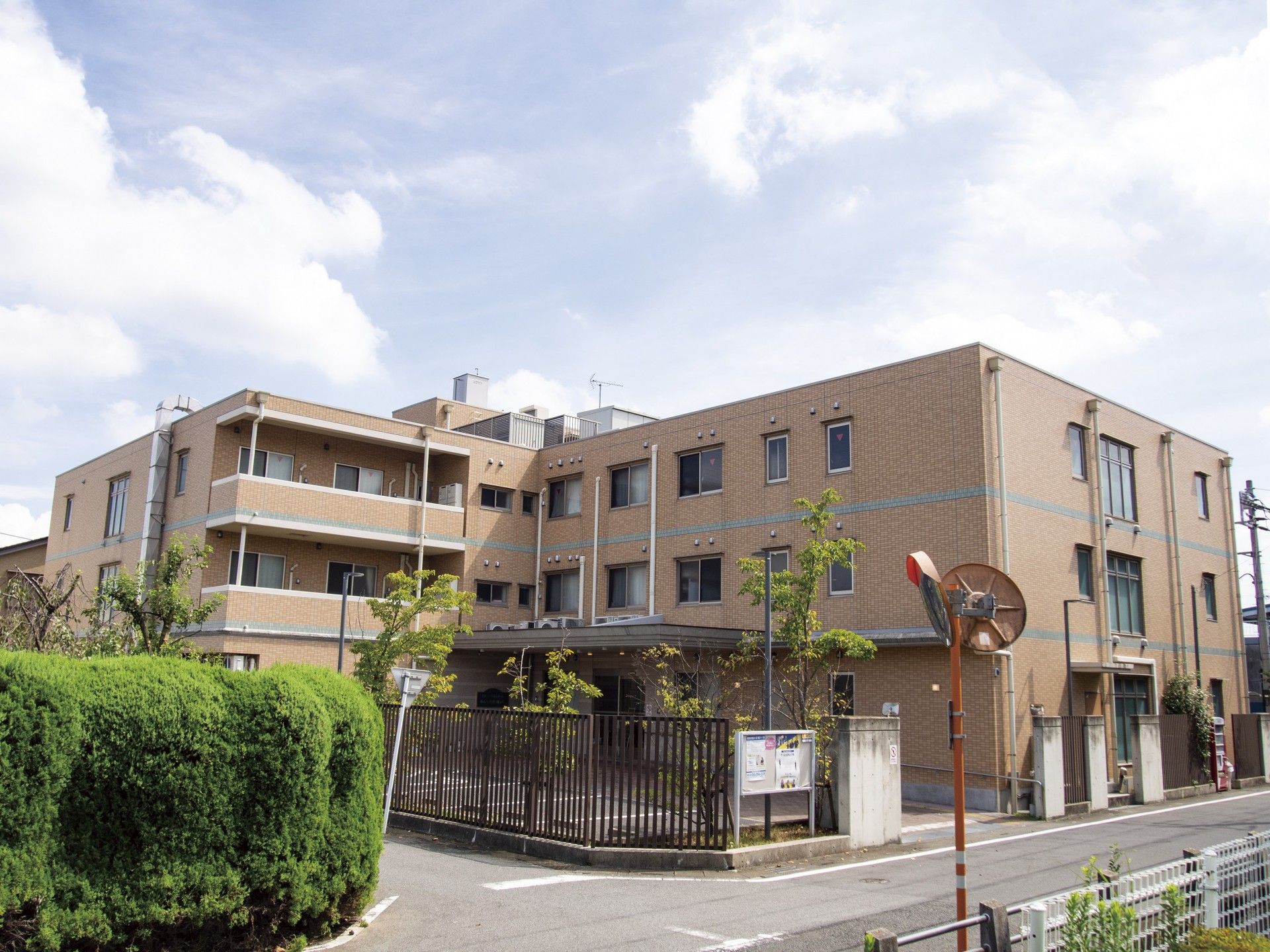 「みんなの家・鳩ヶ谷（介護付有料老人ホーム）」スロープ完備でスムースな出入りを実現できる建物の外観です。