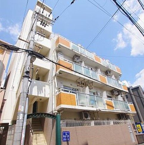 車いすに乗った男性と寄り添う介護スタッフ