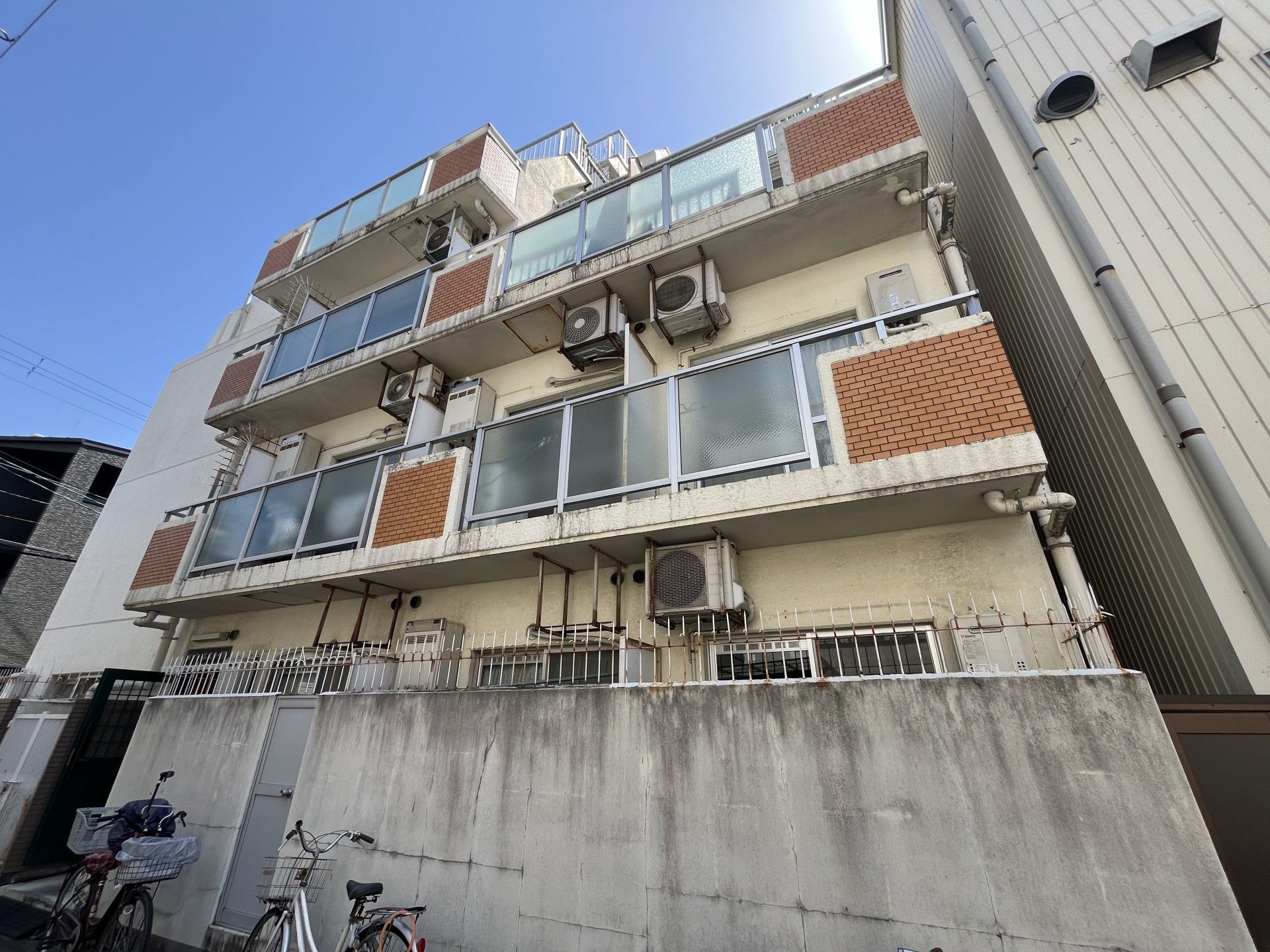 多階層の建物外観