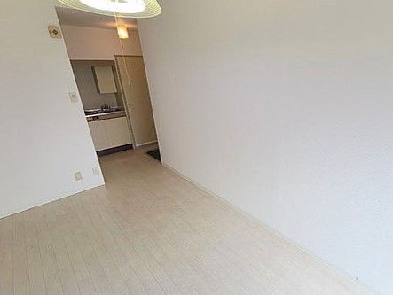 いすに座ってくつろぐ2名の男性