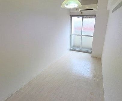 ソファに座ってゆっくり会話する2人の女性