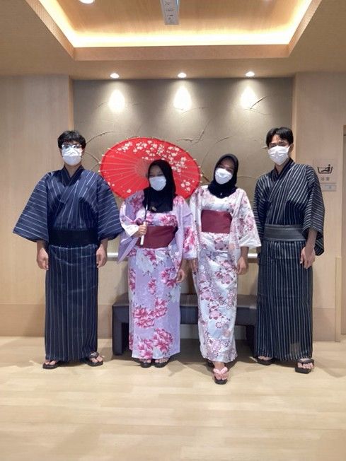 和装の人々が並ぶ室内