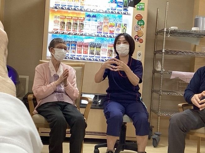 談話を楽しむ様子