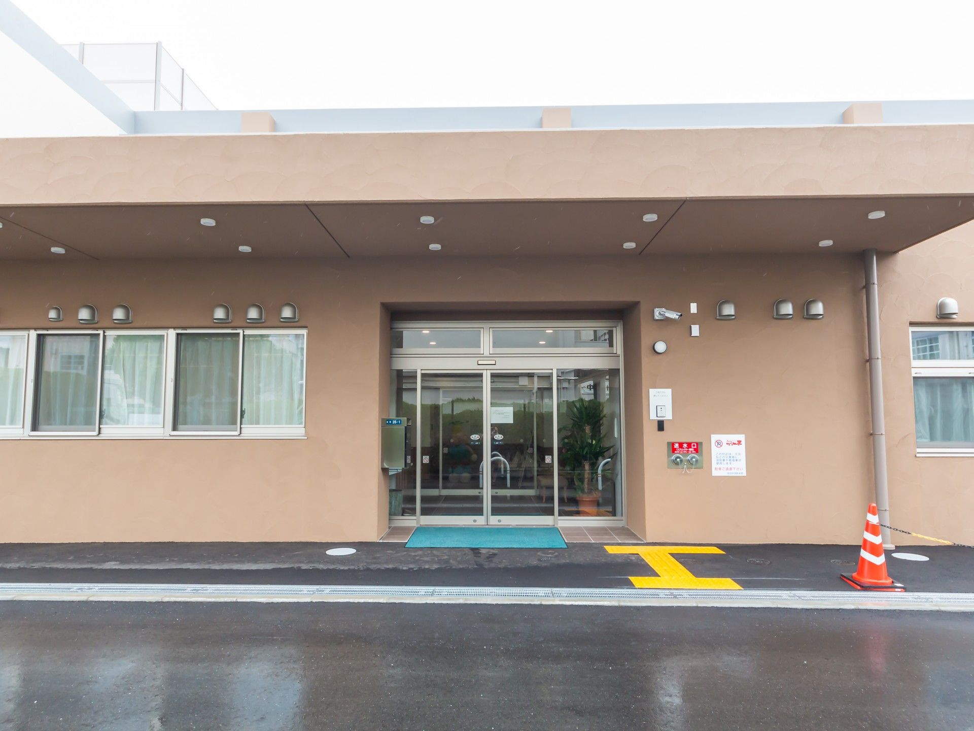 入口の自動ドア施設