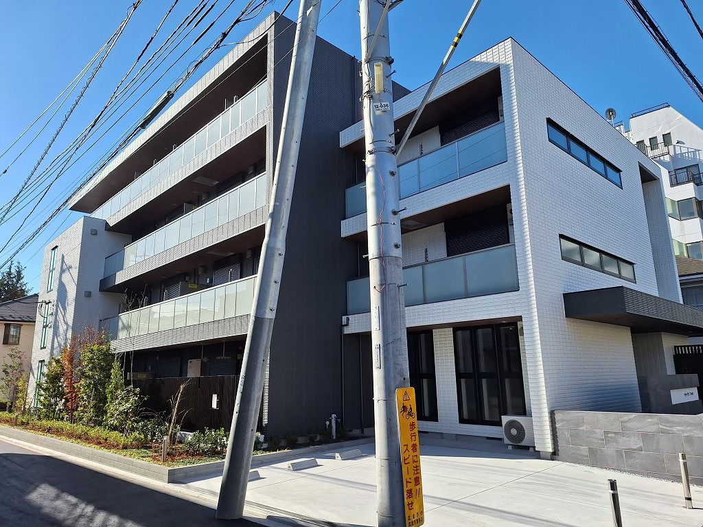 モダンな外観の建物