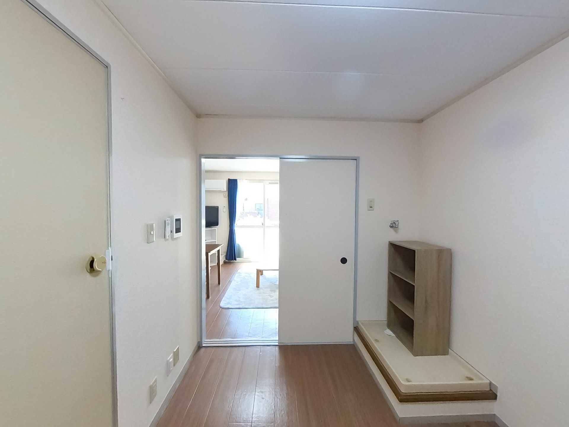 明るい居室の入口