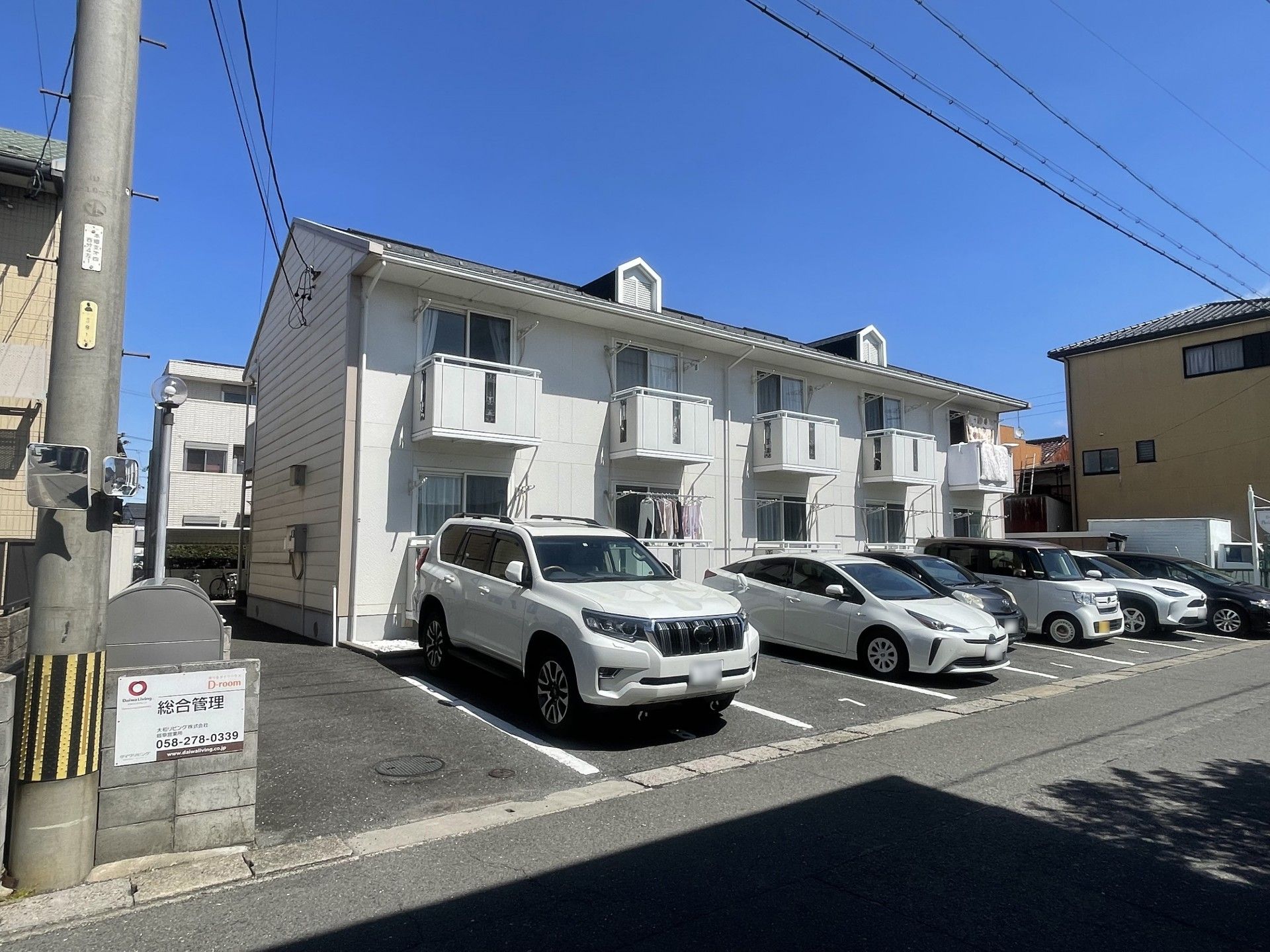 ソファに座って話をしている2人の女性