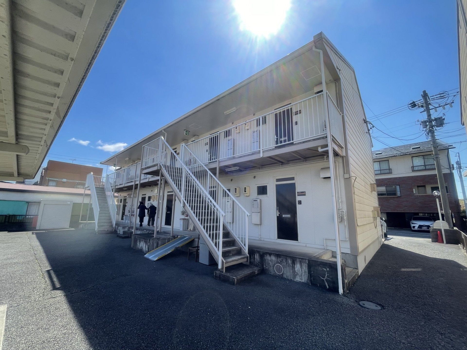 日差しが差し込む建物外観