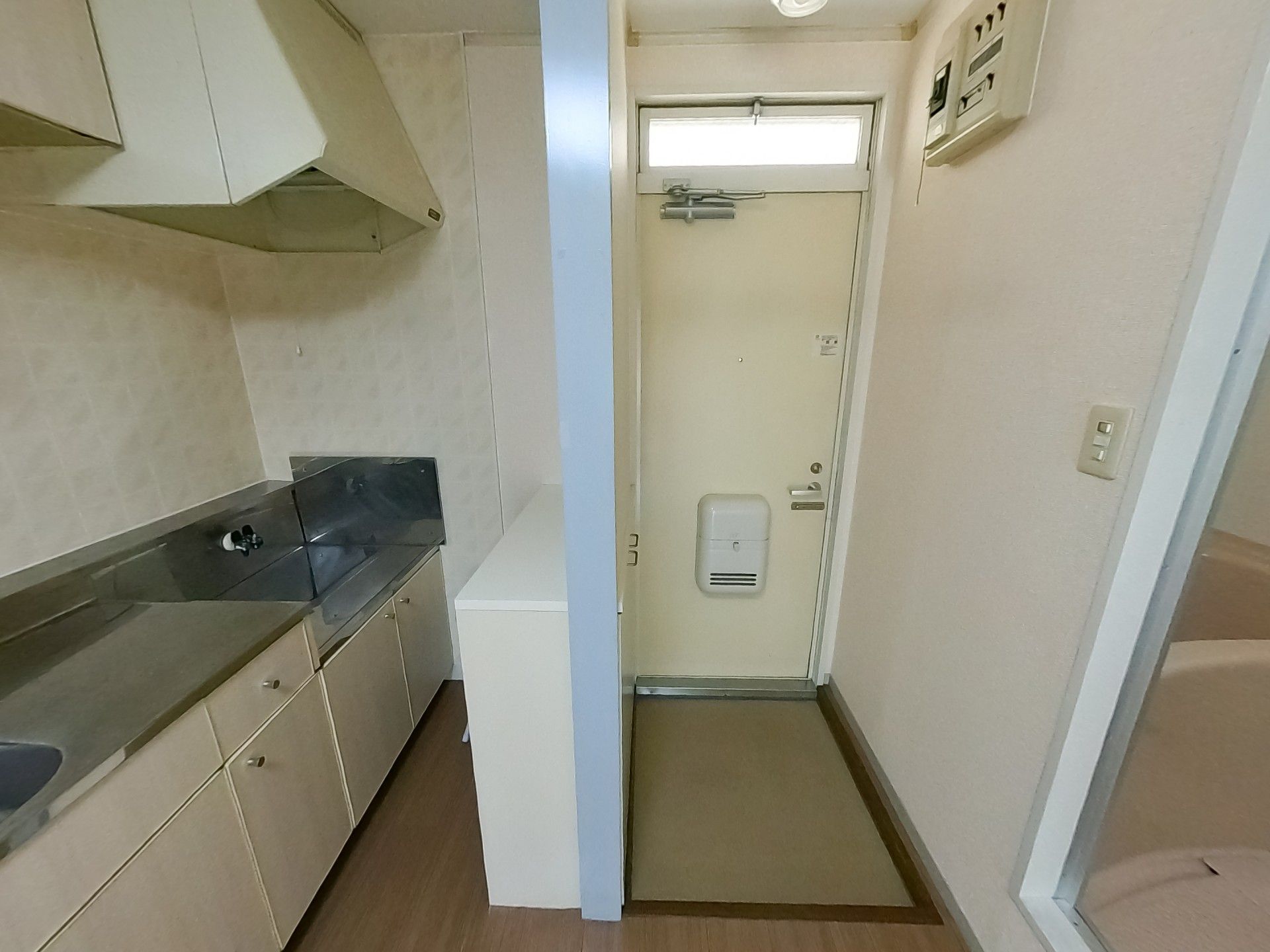 シンプルなキッチンと玄関
