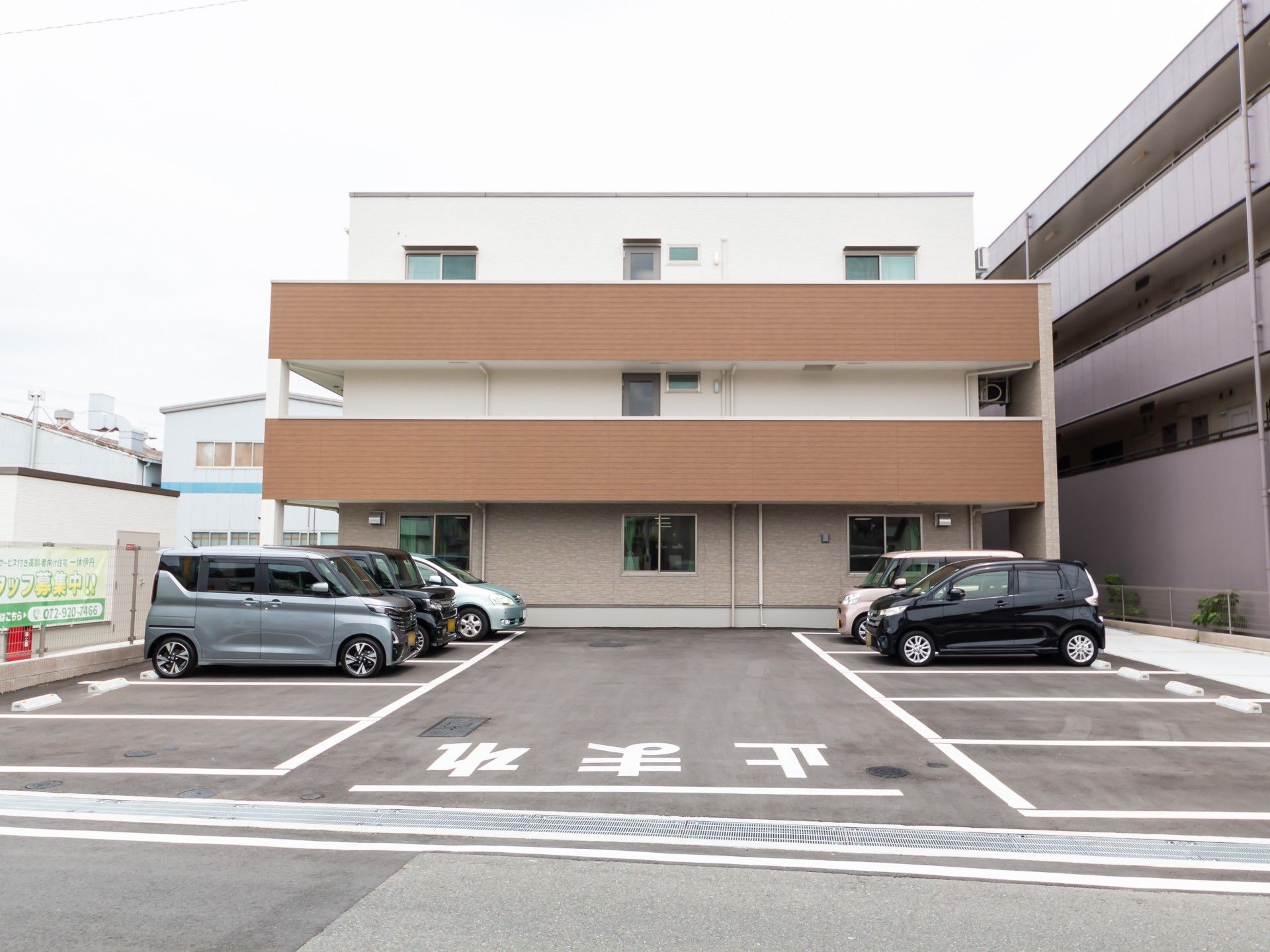 新聞を読む高齢の男性