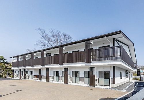 明るく広々とした施設外観