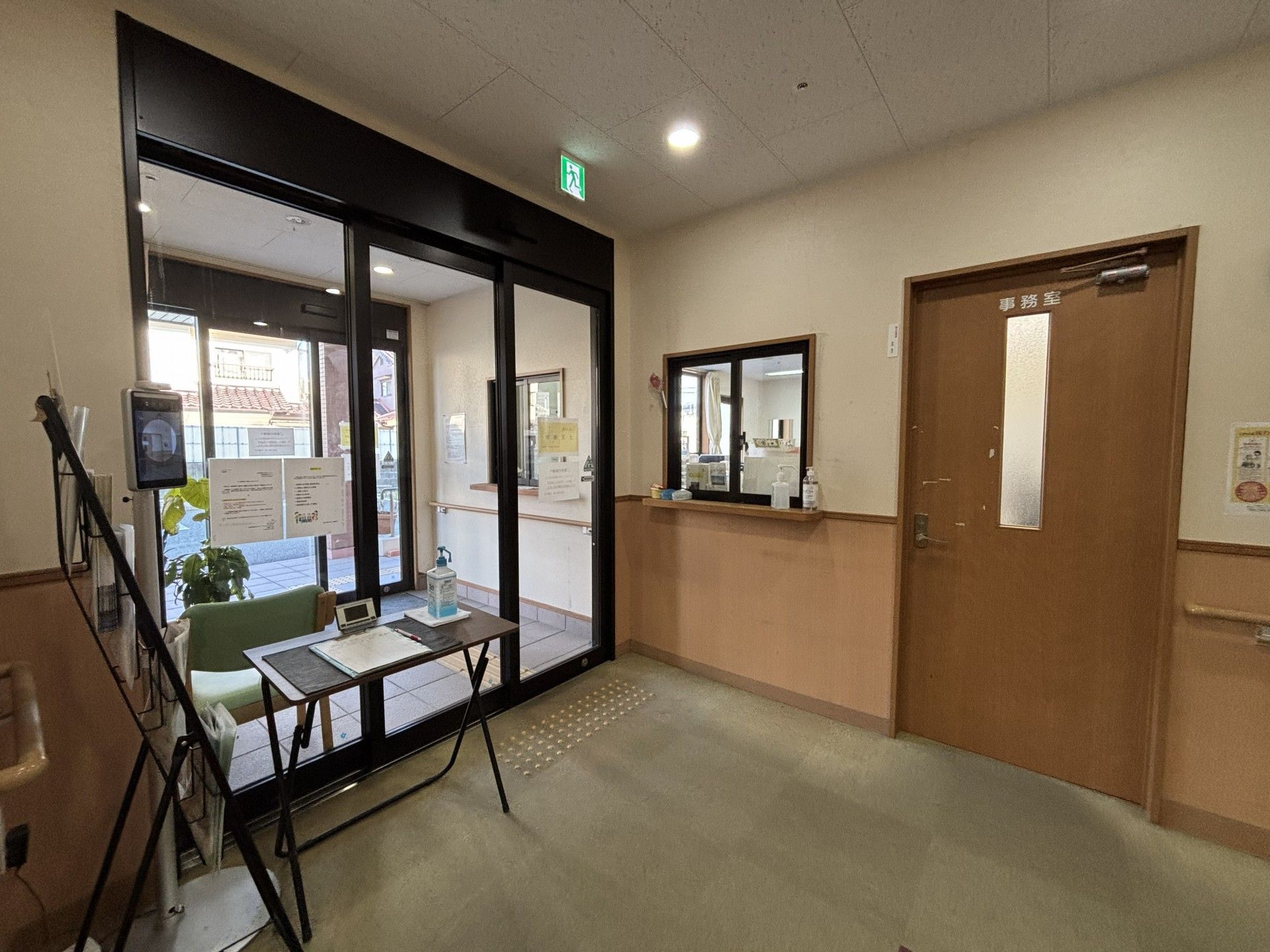 受付と出入口の様子