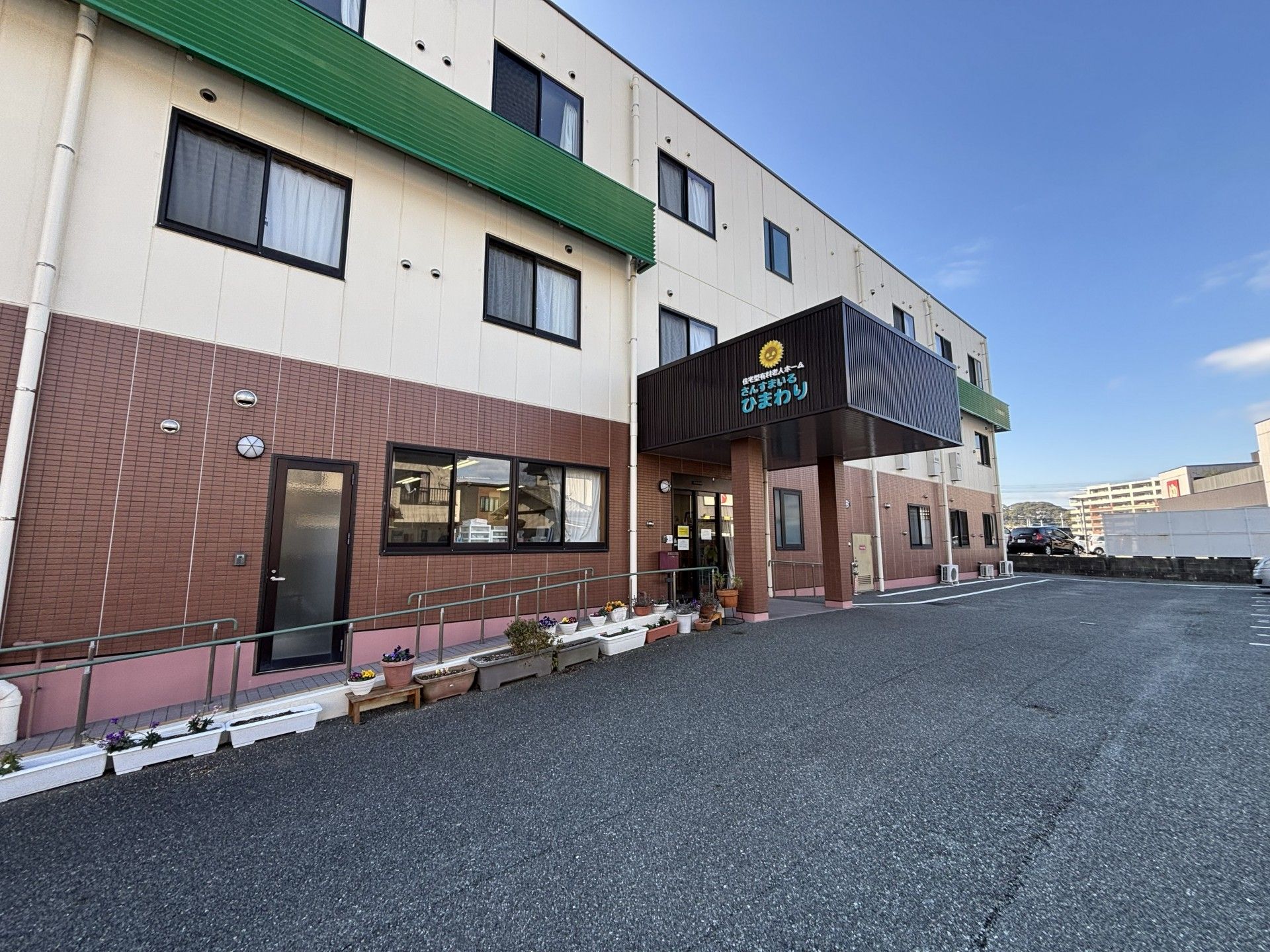 建物の正面玄関