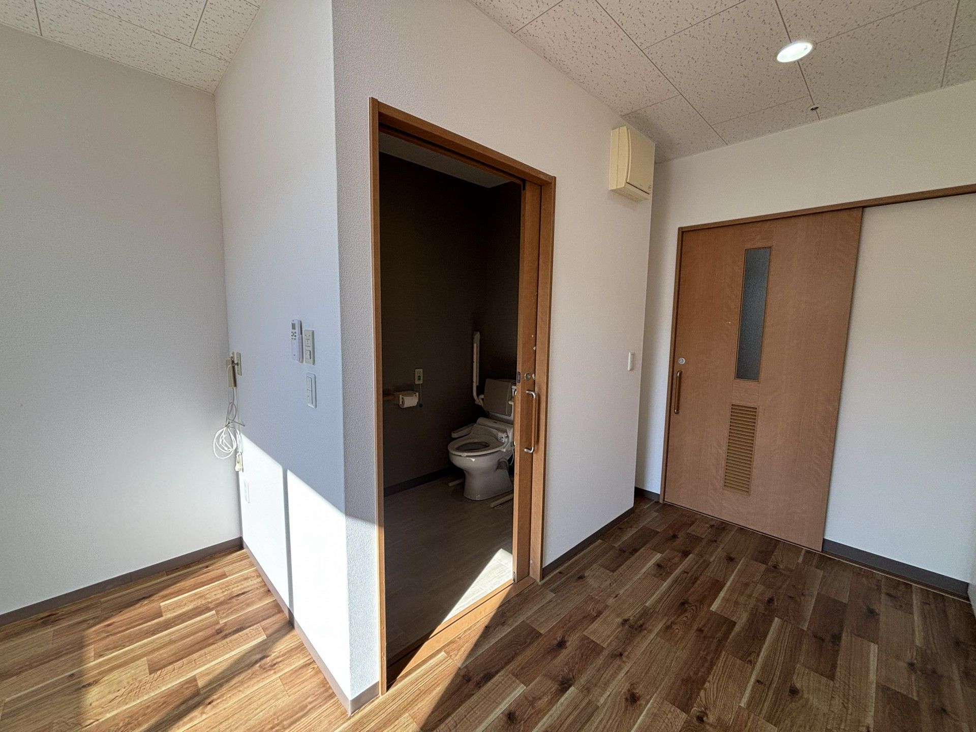 明るいトイレの入口