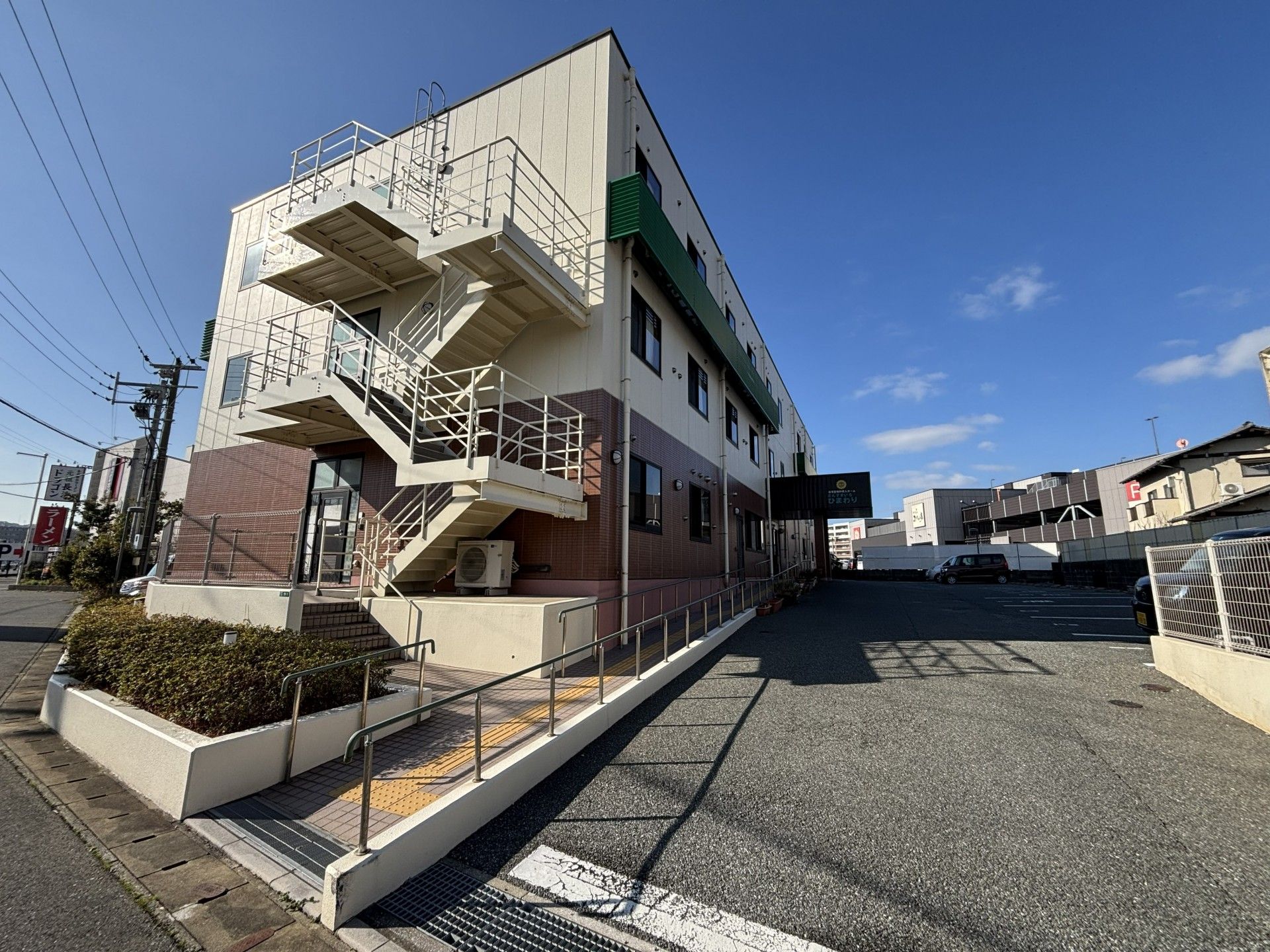 外階段のある建物