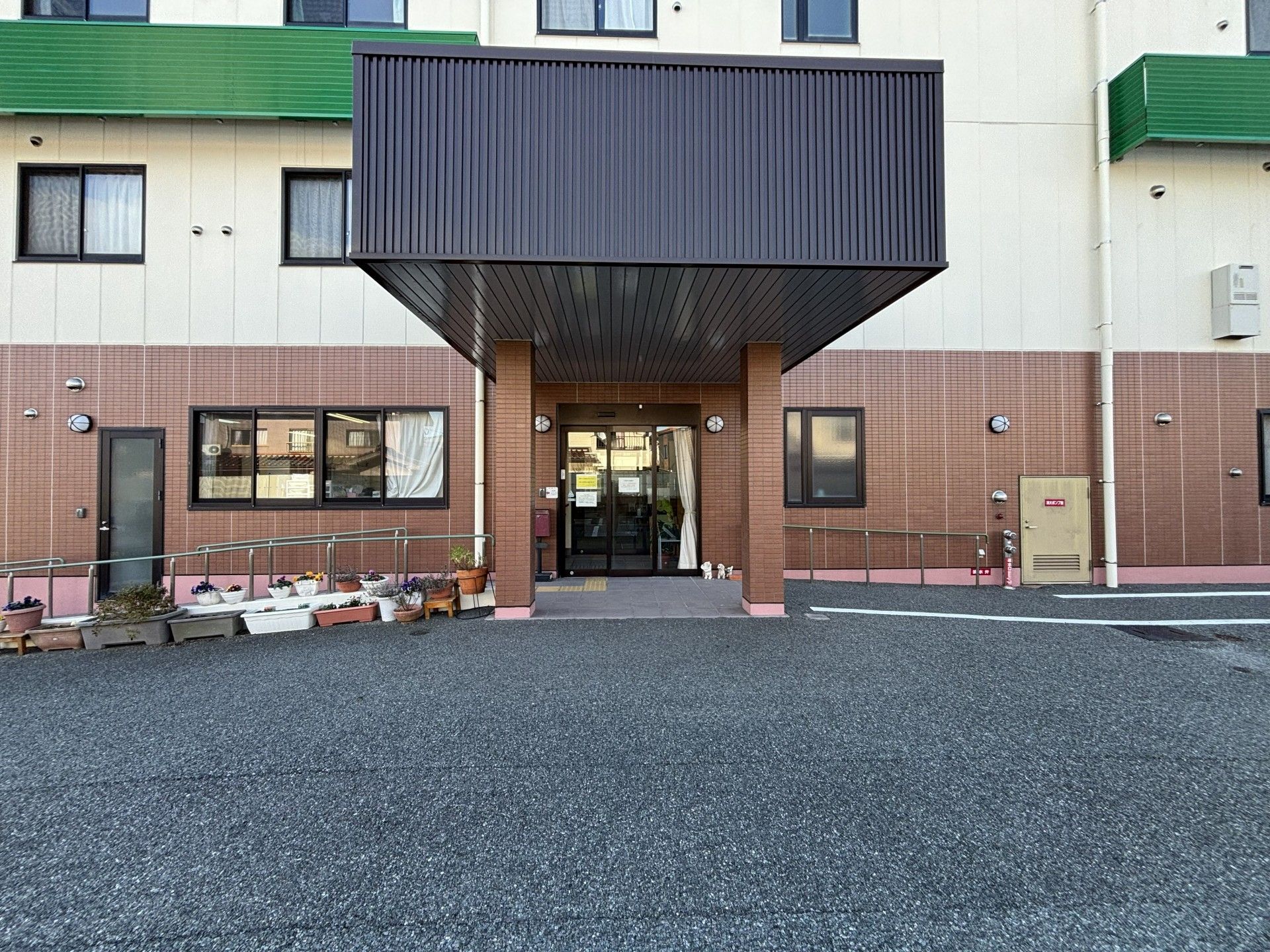 エントランスの外観