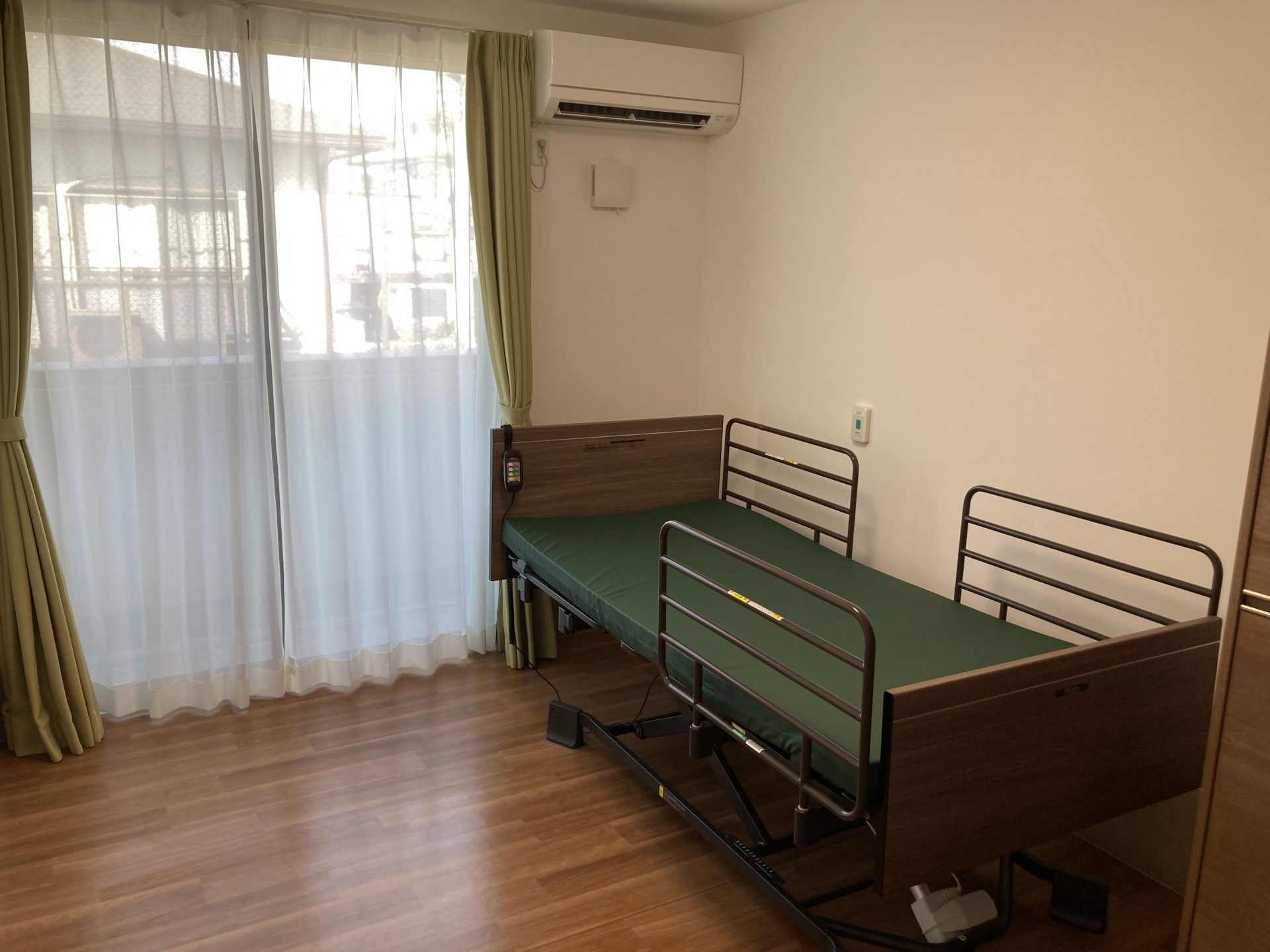 ベッドのある明るい部屋