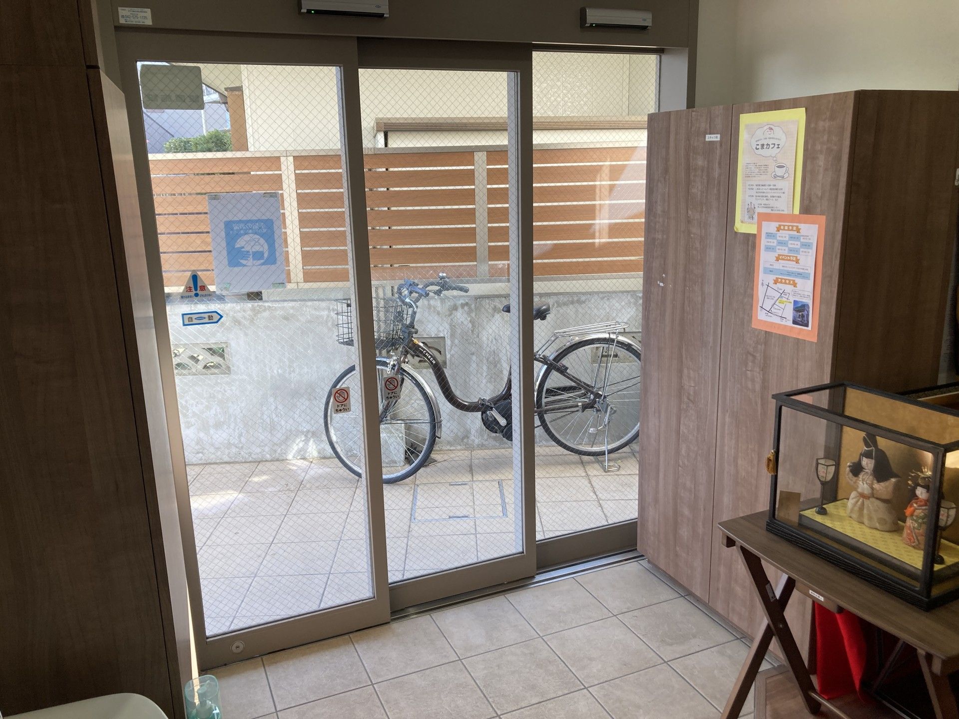 自転車が見える出入口