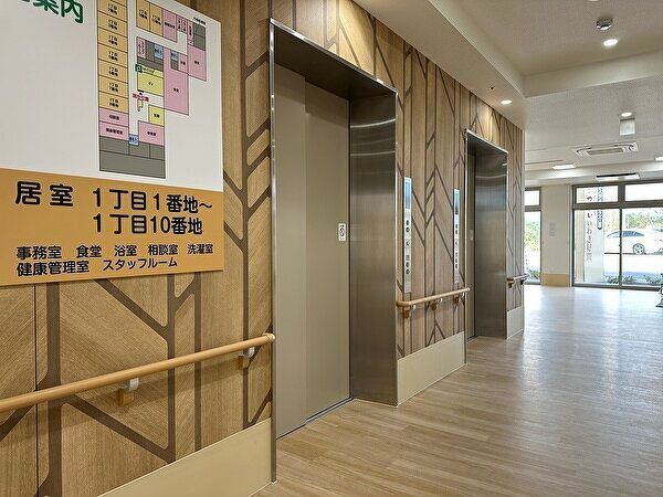 広々とした明るい廊下