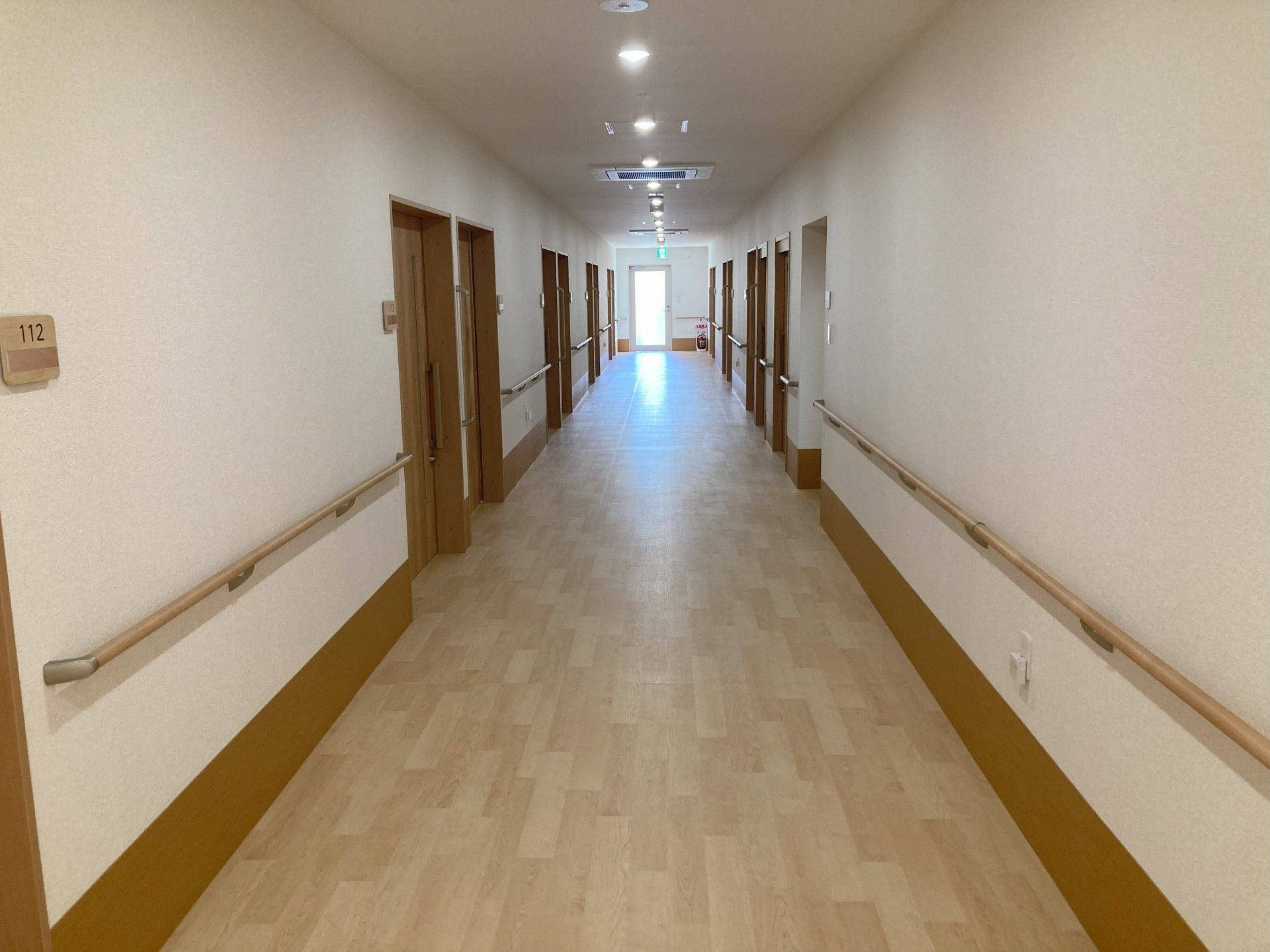 明るく広い廊下