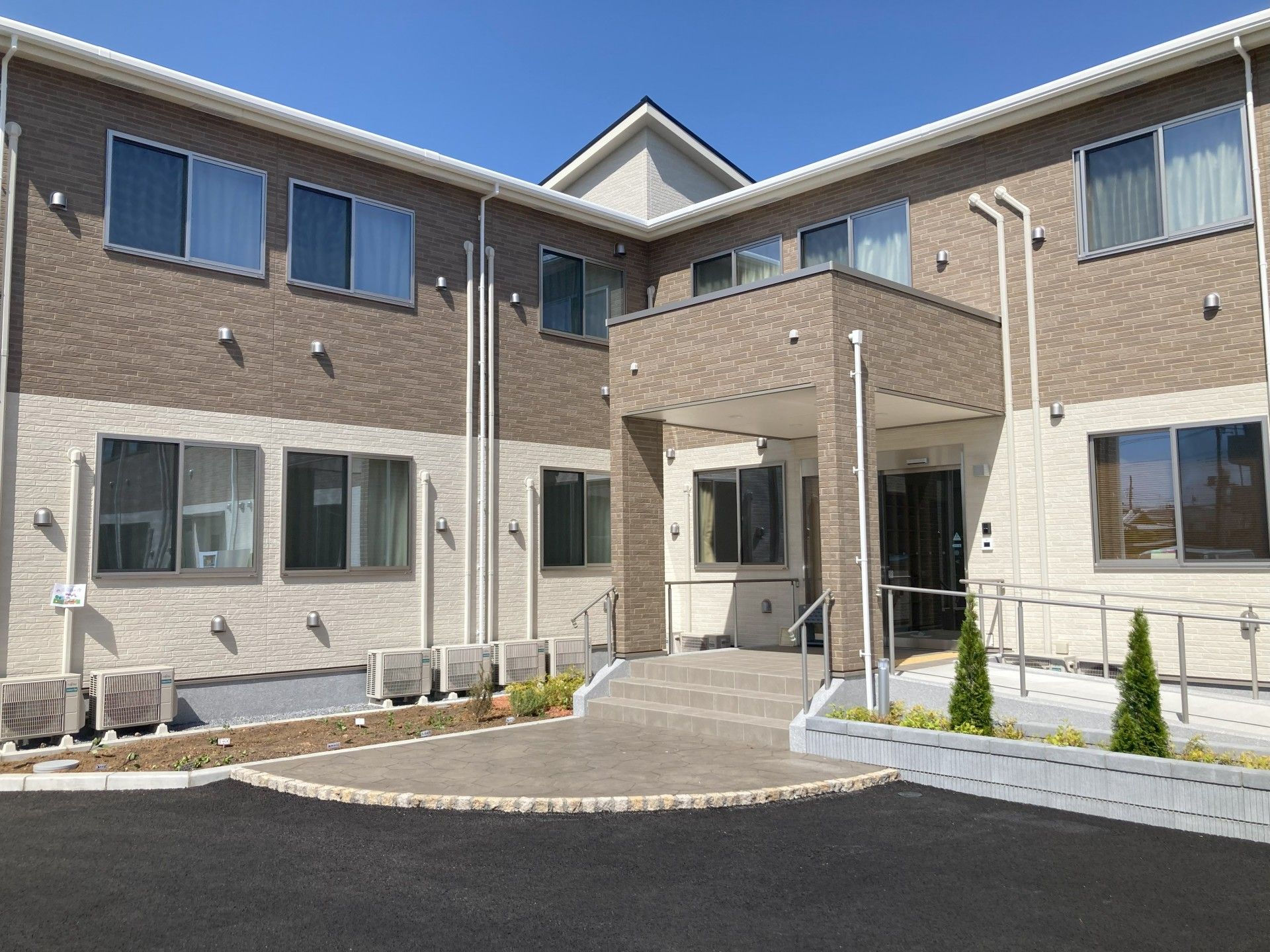 明るい入口の建物