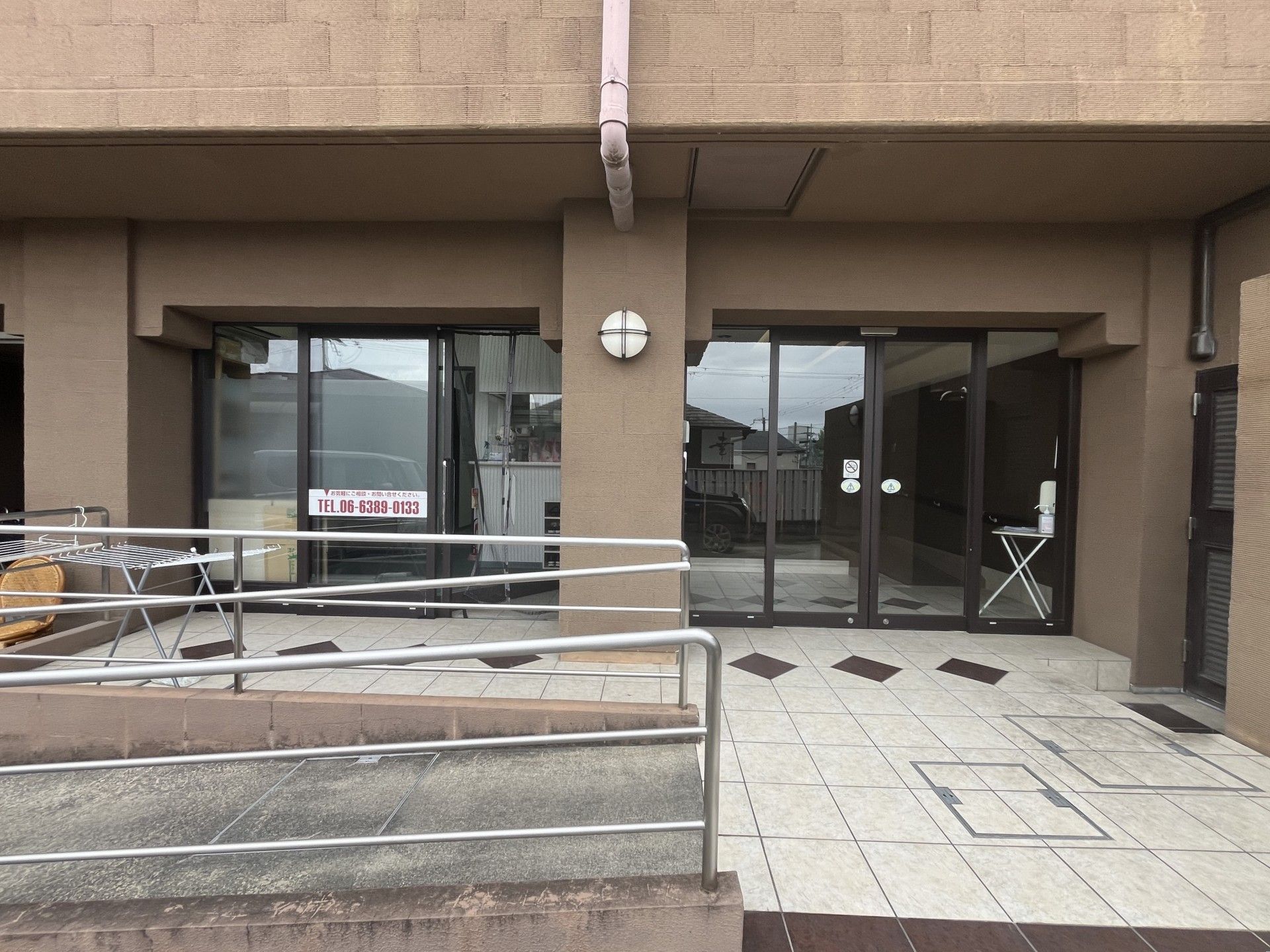 入り口の広い施設正面