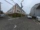 周囲の建物と駐車場の様子