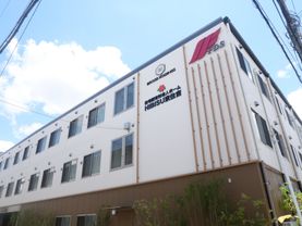 明るい外観の建物