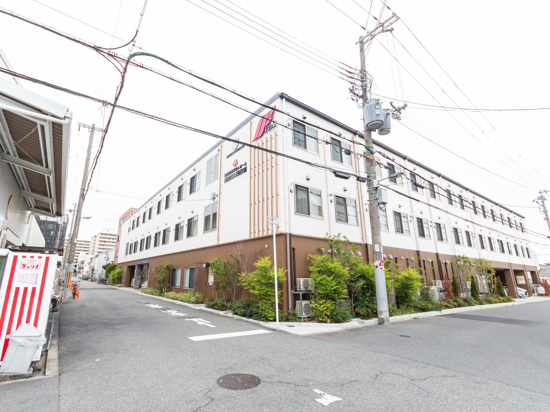 通りに面した建物外観