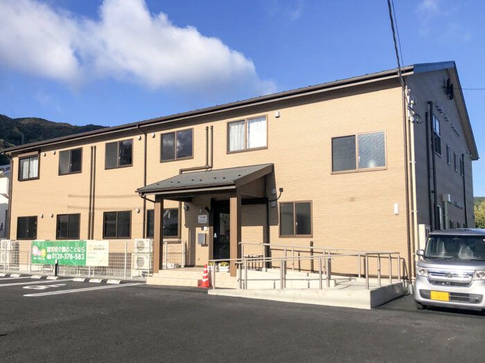 明るい外観の建物