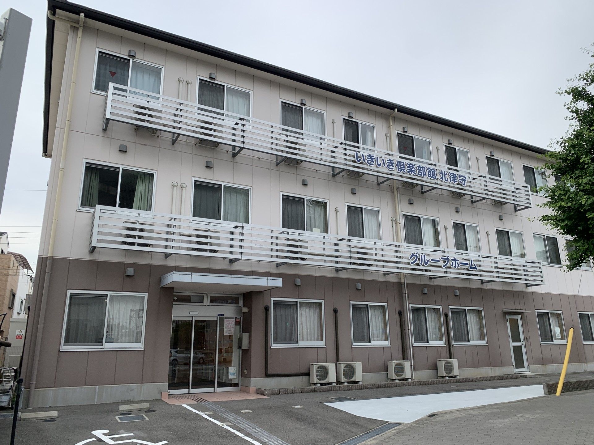 ゆったりとした入口の建物正面