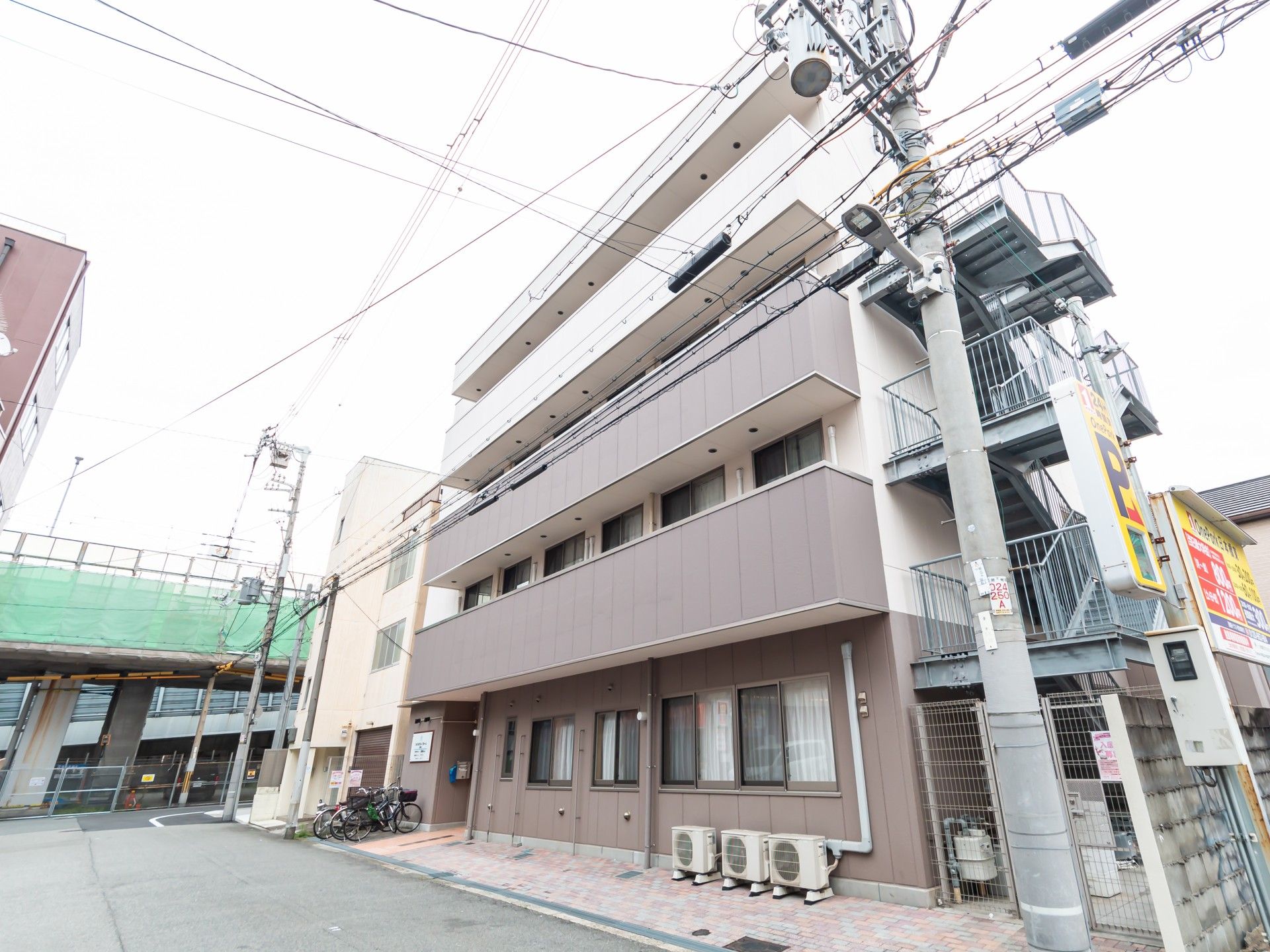 多階層の建物外観