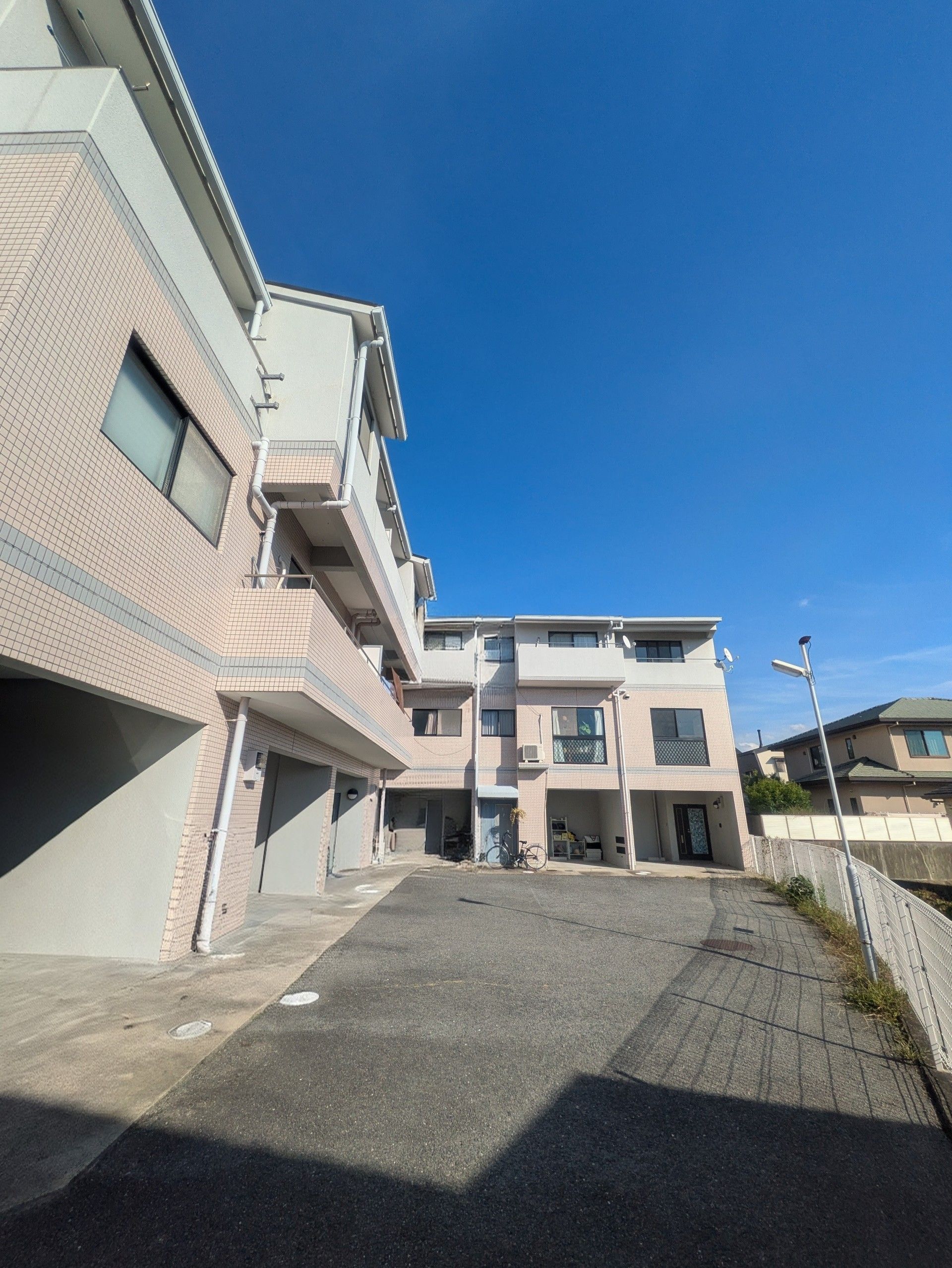 新聞を読む高齢の男性