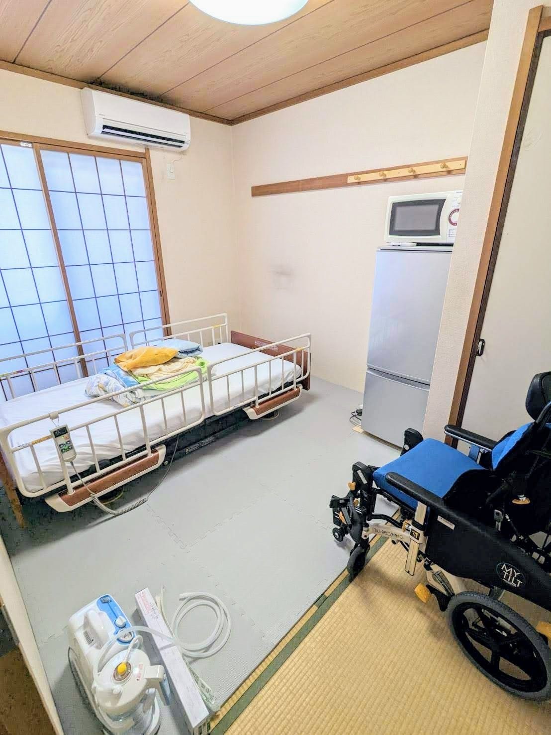 車いすの女性と医療スタッフ