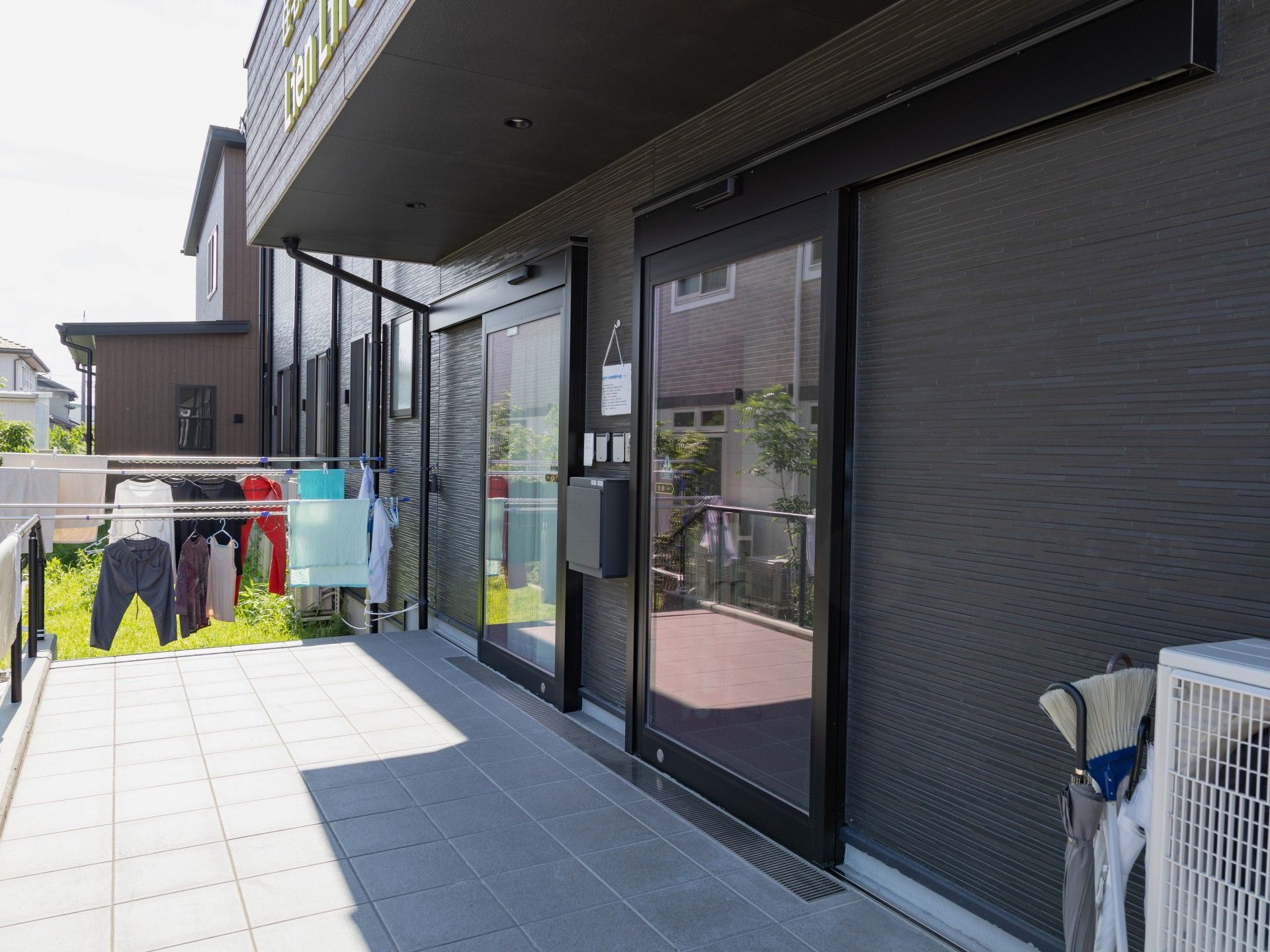 明るい屋外テラス