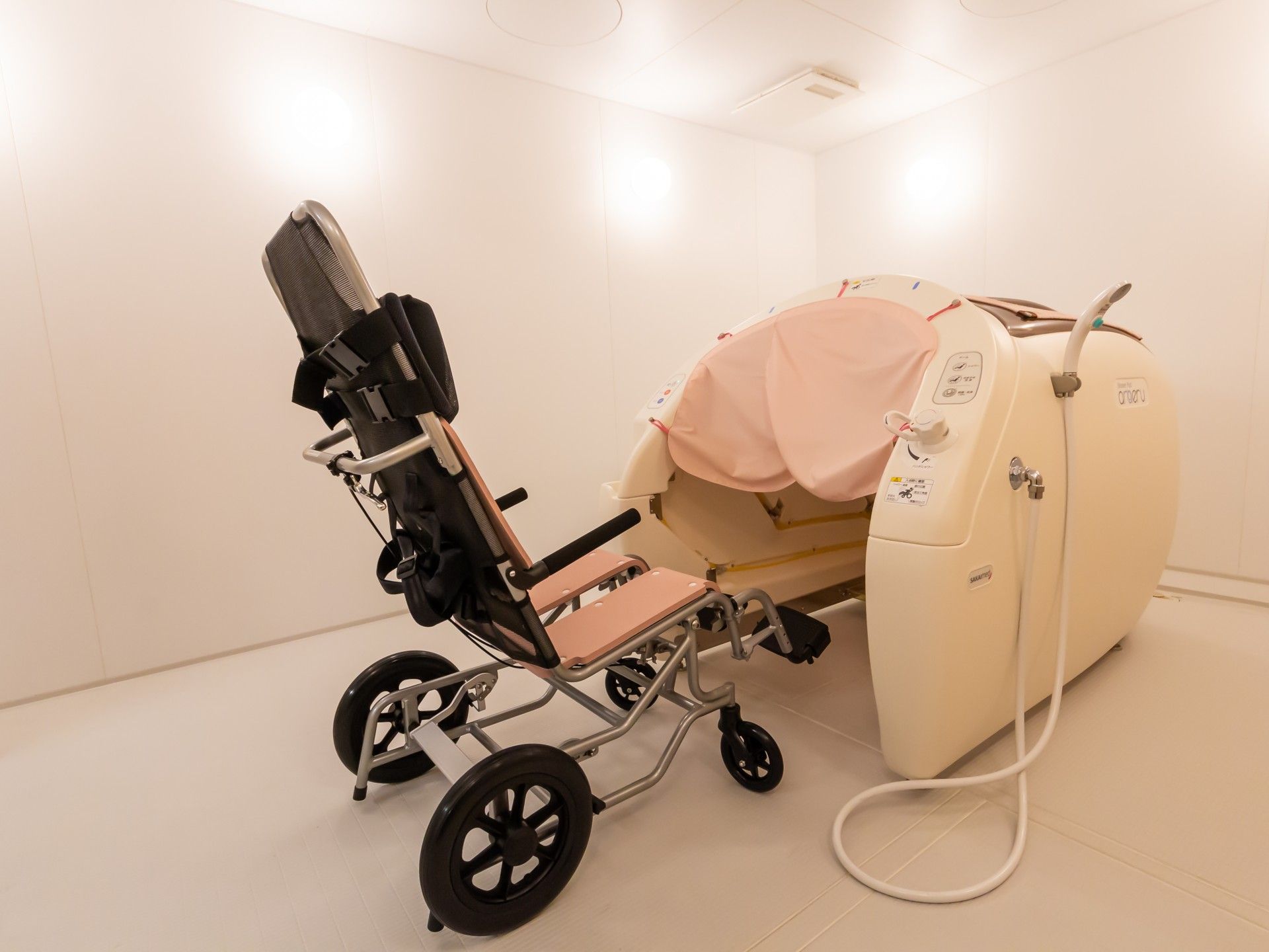リハビリ機器と車椅子