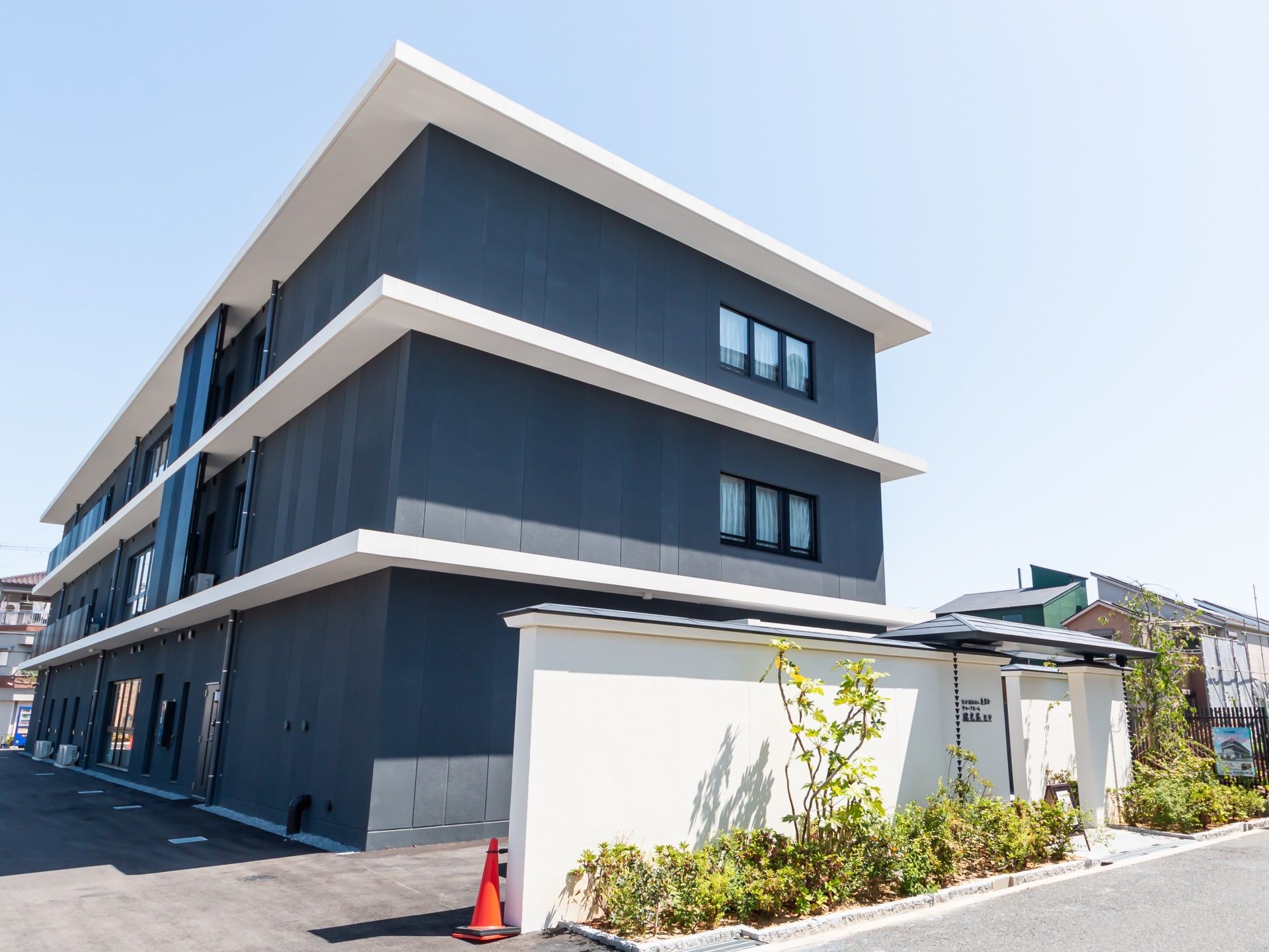 モダンな外観の建物