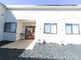 明るい建物のエントランス