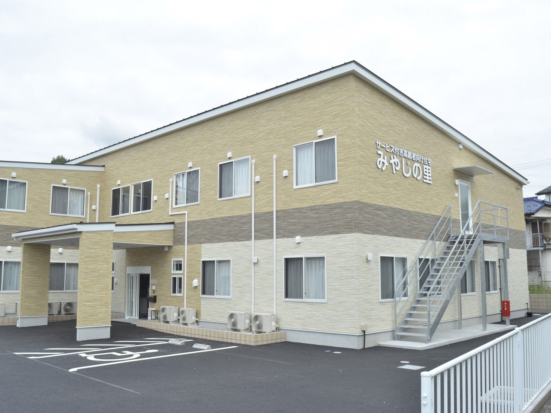 ゆったりとした建物の外観