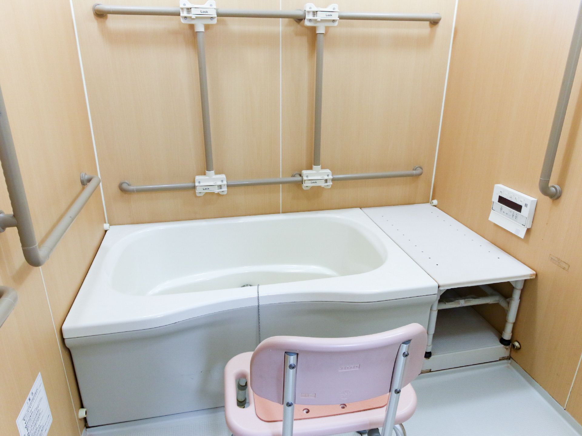 複数の手すりが完備された浴室