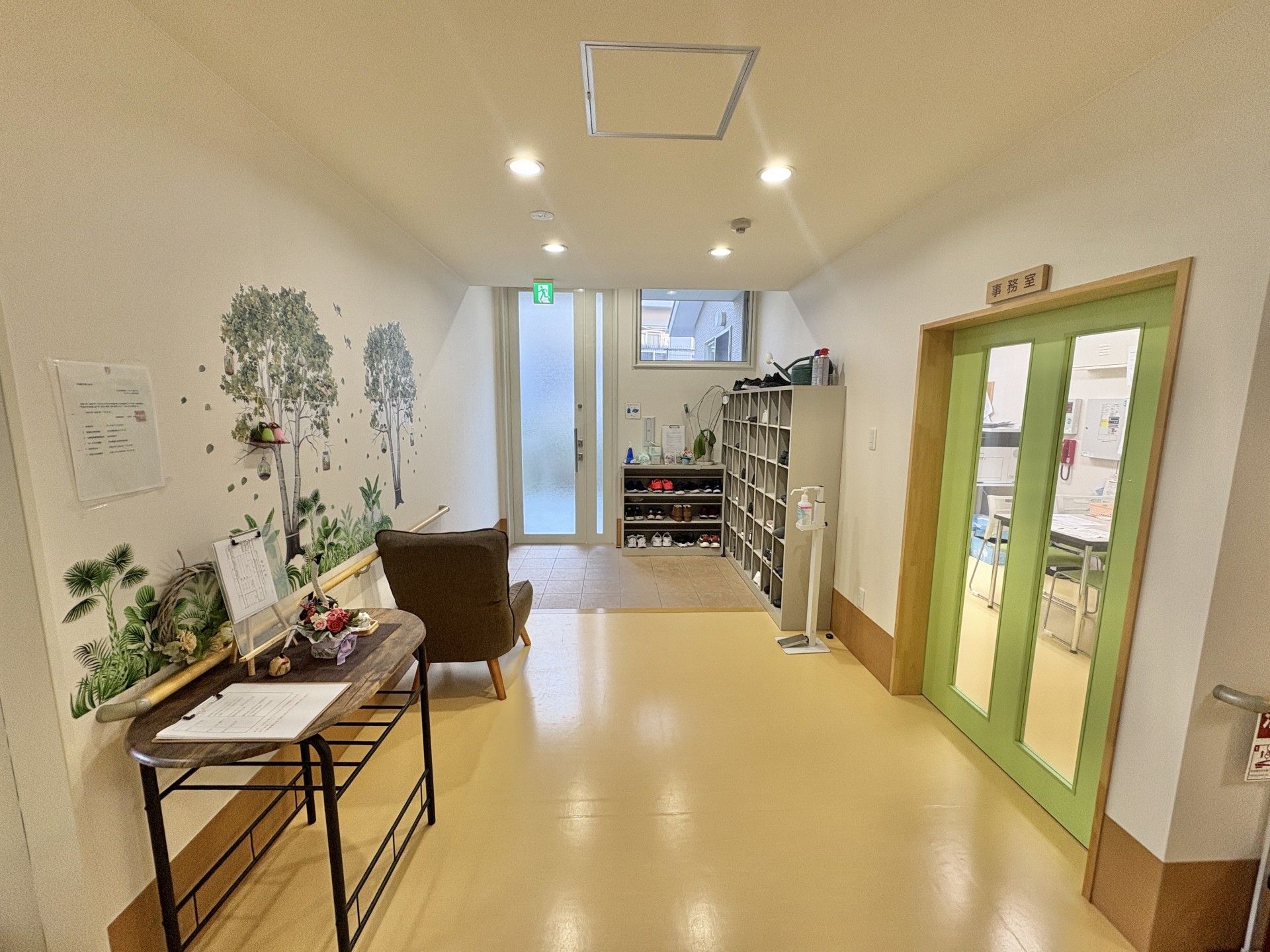 明るい廊下と靴箱