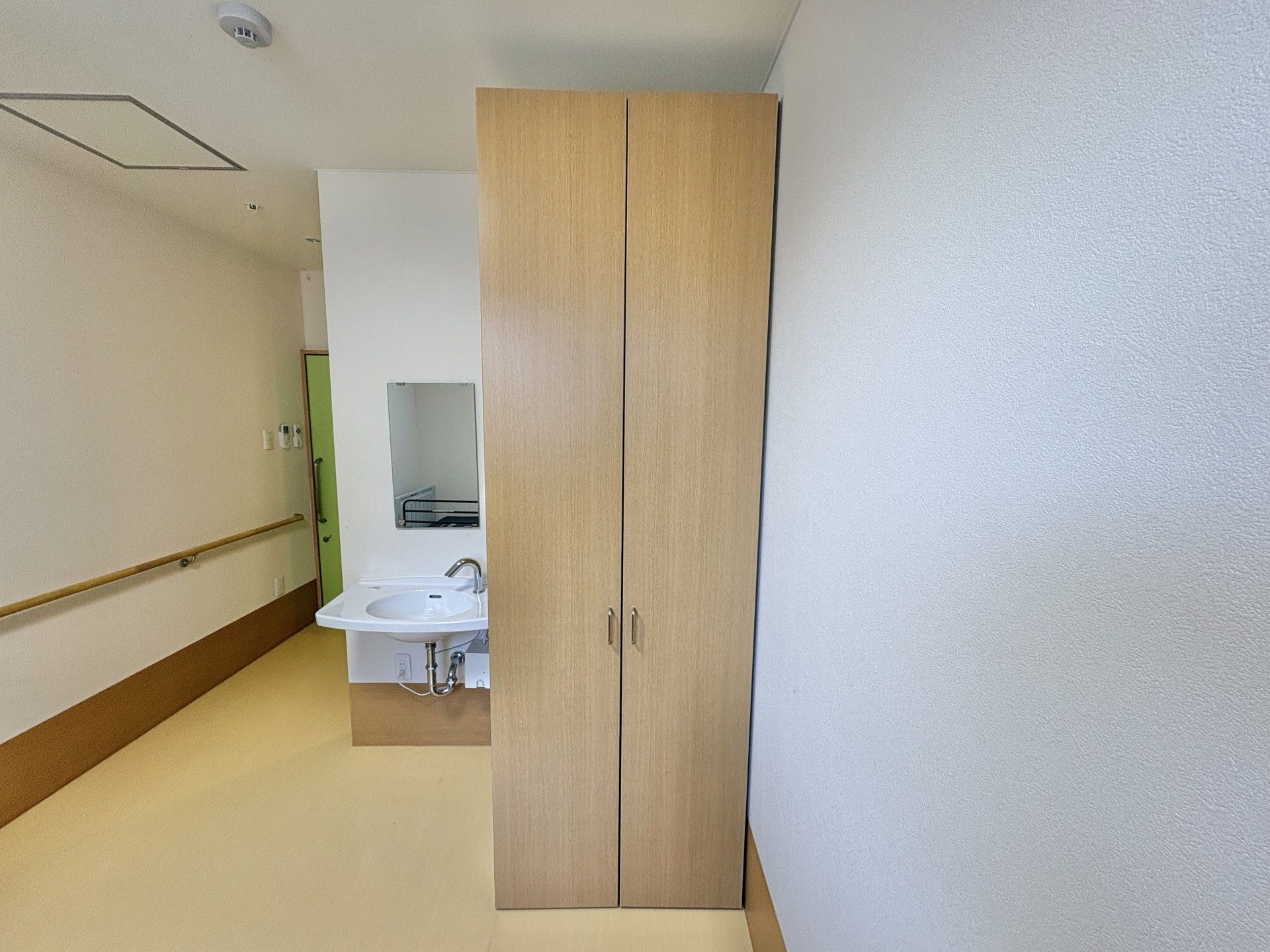 洗面台と収納のある廊下