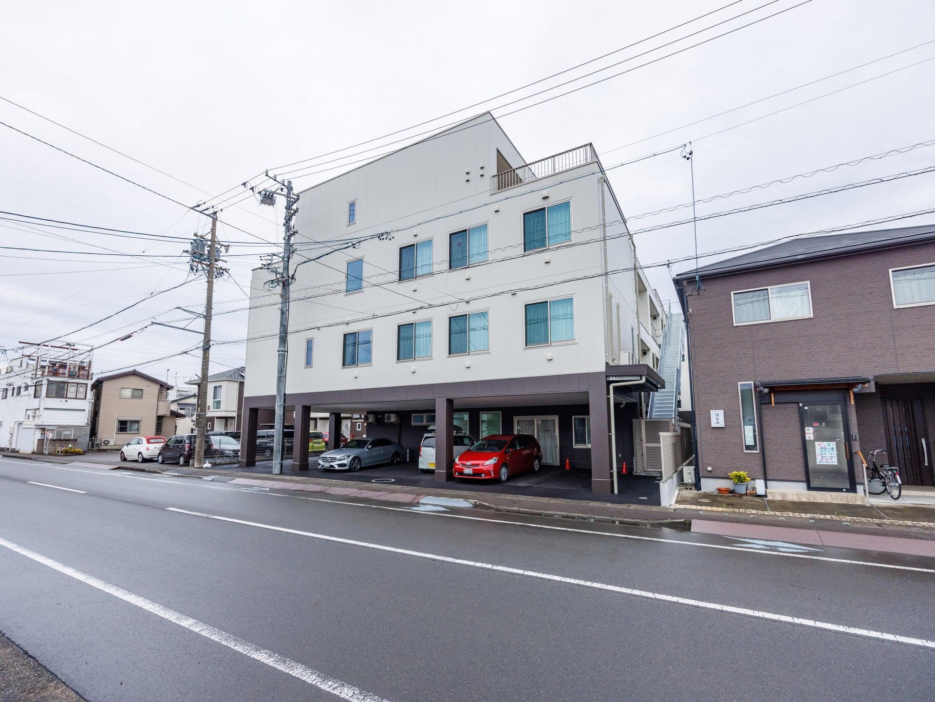 通りに面した建物外観