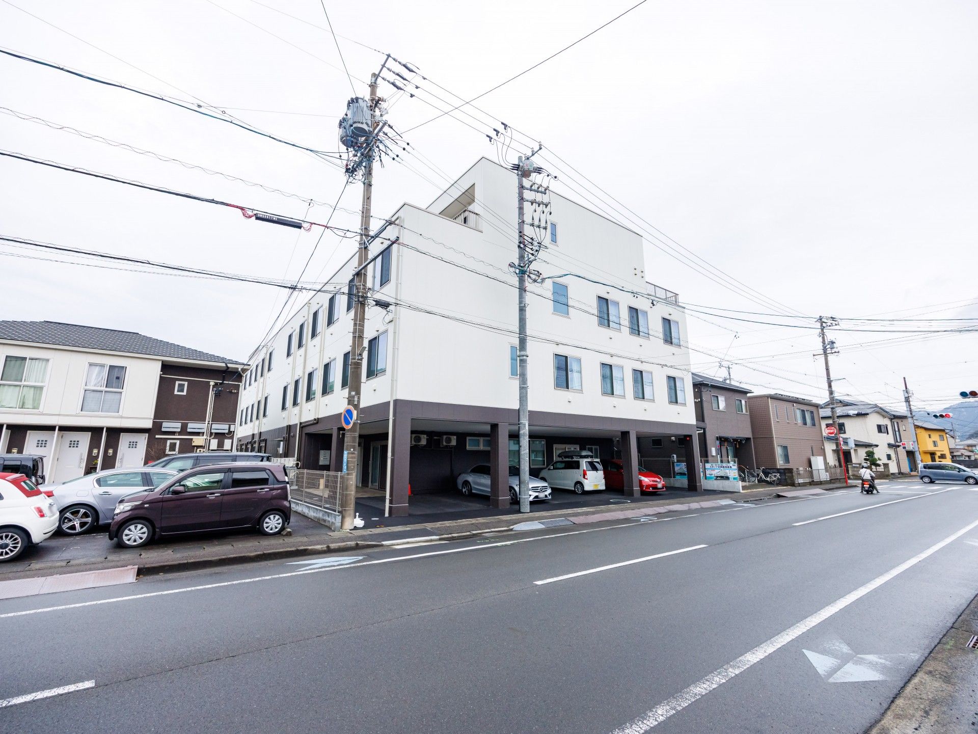 通りに面した建物