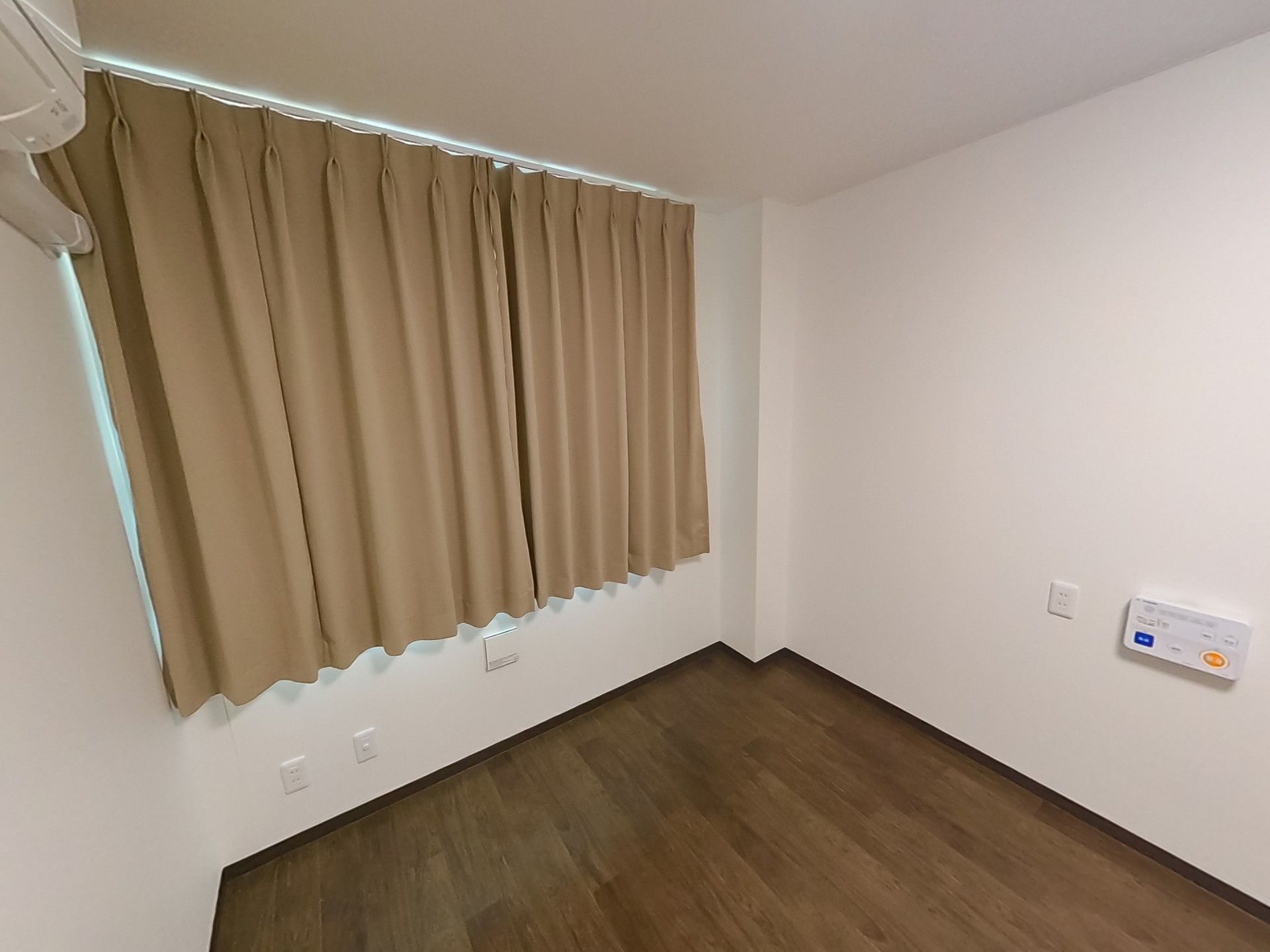 落ち着いた色合いの部屋