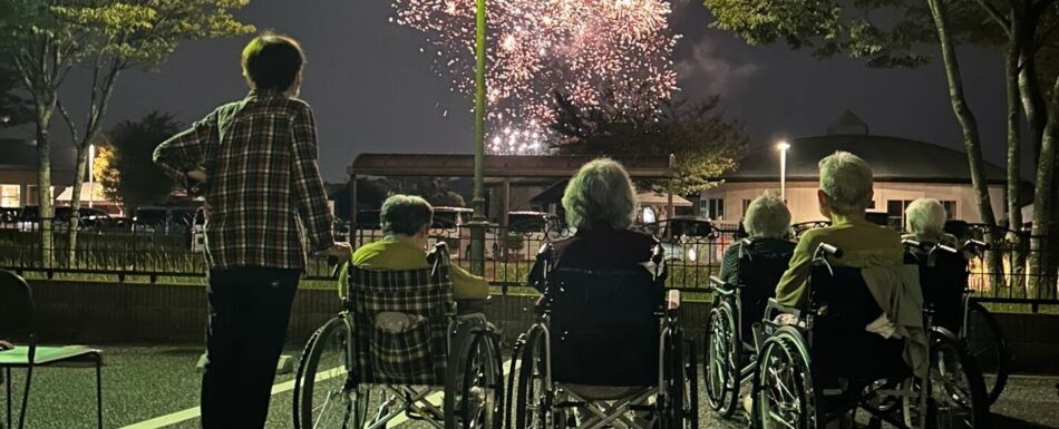 夜空を見上げる皆さん